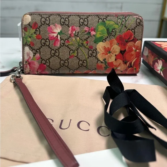 SOLD ❌❌❌ Gucci Bloom Zippy Wallet - Picture 2 of 11